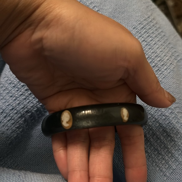 Amedeo NYC Lucite Rare Cameo bangle - Picture 4 of 5